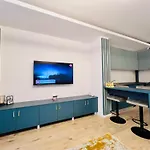 Blue Spot - Chic Pipera Getaway With Balcony דירה *